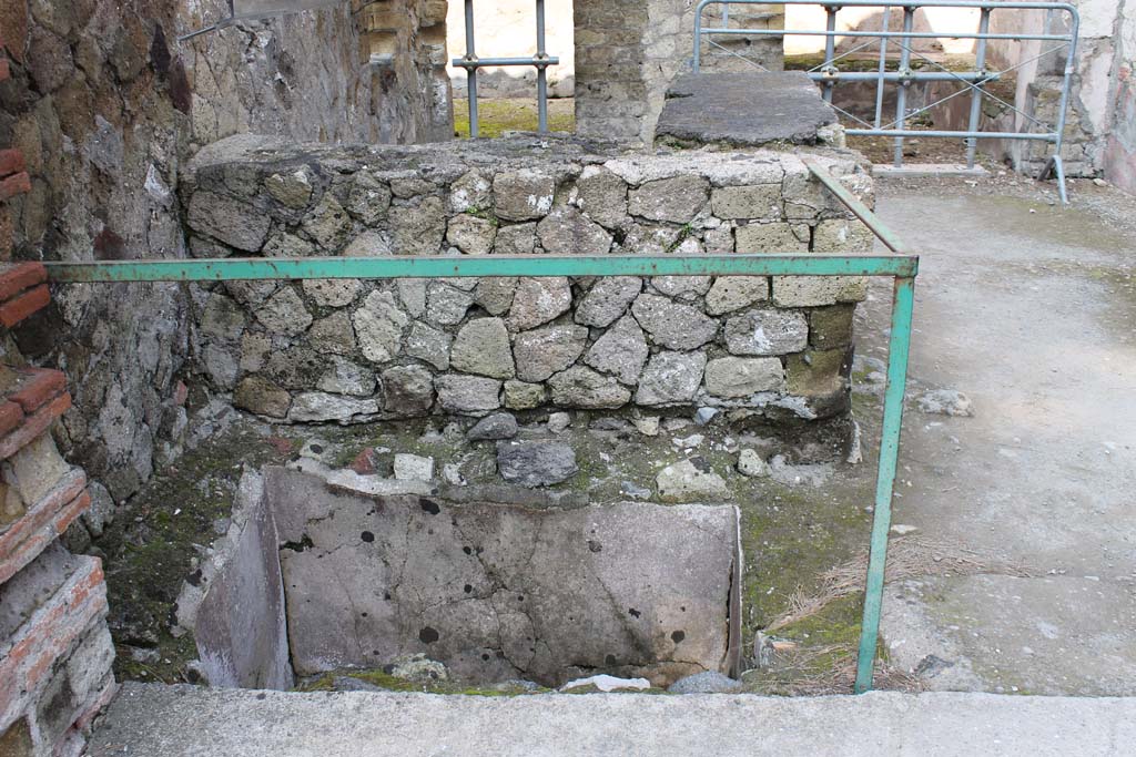 IV.17 Herculaneum. March 2014. Looking west towards counter in bar-room, from entrance doorway on Cardo V.
Foto Annette Haug, ERC Grant 681269 DÉCOR